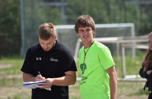 Sporto forume tradicines sporto šakas paįvairino purvo tinklinis