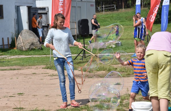 Sporto forume tradicines sporto šakas paįvairino purvo tinklinis