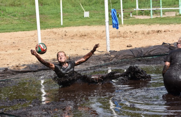 Sporto forume tradicines sporto šakas paįvairino purvo tinklinis