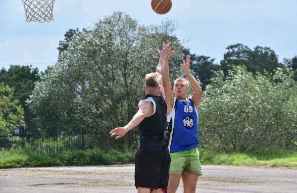 Sporto forume tradicines sporto šakas paįvairino purvo tinklinis