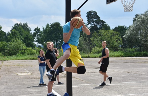 Sporto forume tradicines sporto šakas paįvairino purvo tinklinis