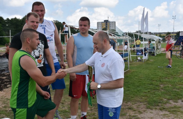 Sporto forume tradicines sporto šakas paįvairino purvo tinklinis