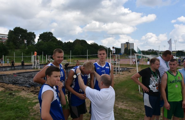 Sporto forume tradicines sporto šakas paįvairino purvo tinklinis