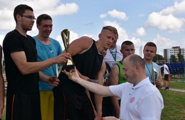 Sporto forume tradicines sporto šakas paįvairino purvo tinklinis