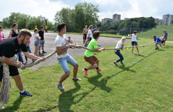 Sporto forume tradicines sporto šakas paįvairino purvo tinklinis