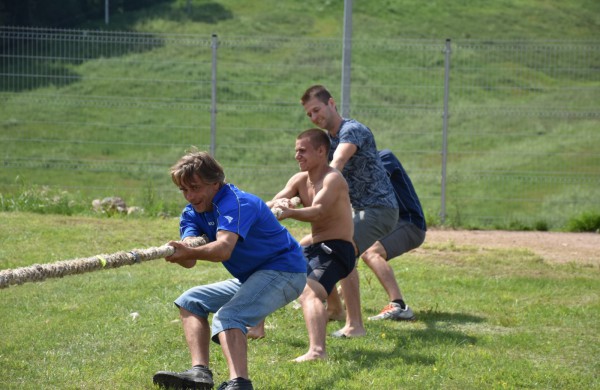 Sporto forume tradicines sporto šakas paįvairino purvo tinklinis