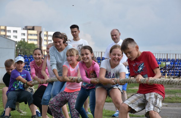 Sporto forume tradicines sporto šakas paįvairino purvo tinklinis