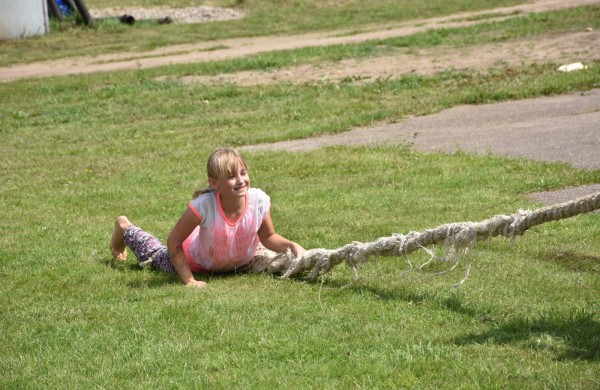 Sporto forume tradicines sporto šakas paįvairino purvo tinklinis