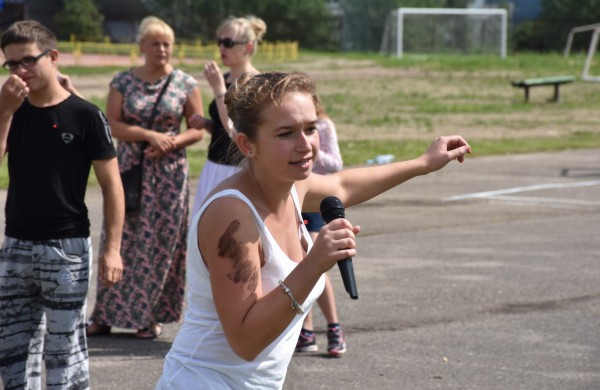 Sporto forume tradicines sporto šakas paįvairino purvo tinklinis