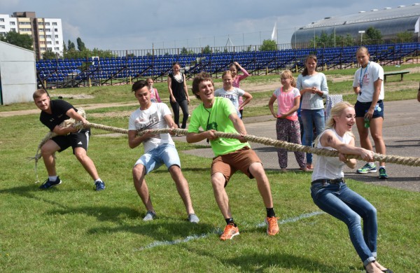 Sporto forume tradicines sporto šakas paįvairino purvo tinklinis