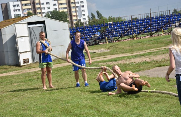 Sporto forume tradicines sporto šakas paįvairino purvo tinklinis