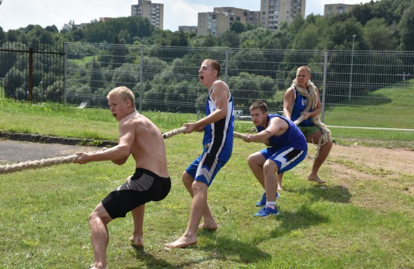 Sporto forume tradicines sporto šakas paįvairino purvo tinklinis