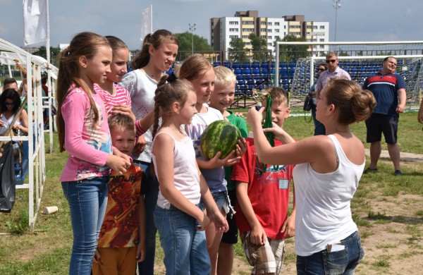 Sporto forume tradicines sporto šakas paįvairino purvo tinklinis