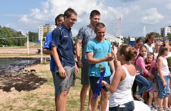 Sporto forume tradicines sporto šakas paįvairino purvo tinklinis