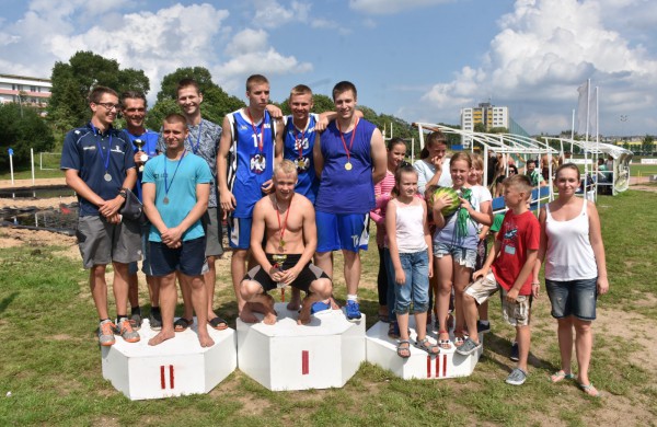 Sporto forume tradicines sporto šakas paįvairino purvo tinklinis