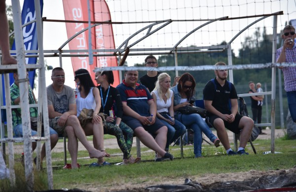 Sporto forume tradicines sporto šakas paįvairino purvo tinklinis