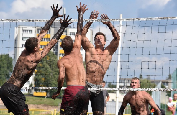 Sporto forume tradicines sporto šakas paįvairino purvo tinklinis