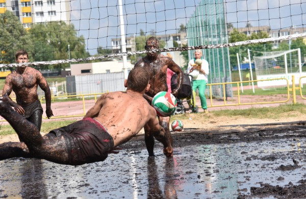Sporto forume tradicines sporto šakas paįvairino purvo tinklinis