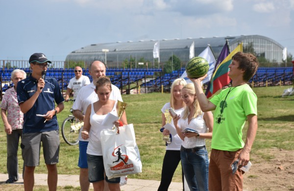 Sporto forume tradicines sporto šakas paįvairino purvo tinklinis