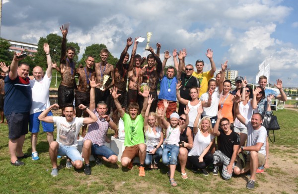 Sporto forume tradicines sporto šakas paįvairino purvo tinklinis