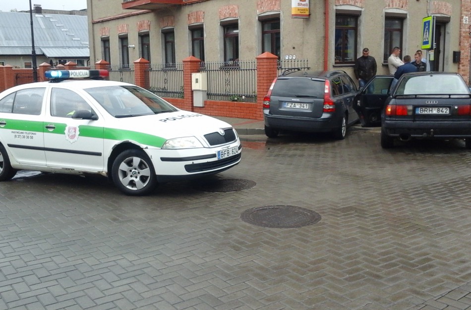 Kauno gatvėje susidūrė automobiliai, žmonės nenukentėjo