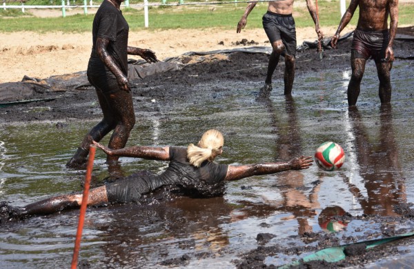 Sporto forumo "vinis" - purvo tinklinis (fotoakimirkos)