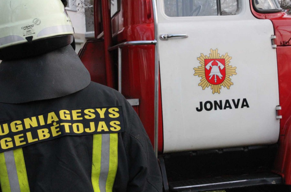 Automobiliui apvirtus ant stogo, vairuotoją teko vaduoti ugniagesiams