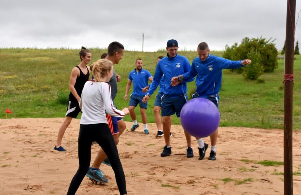 „Lietavos” žaidėjų popietė su moksleiviais: pokalbiai, netradicinis futbolas ir geros emocijos