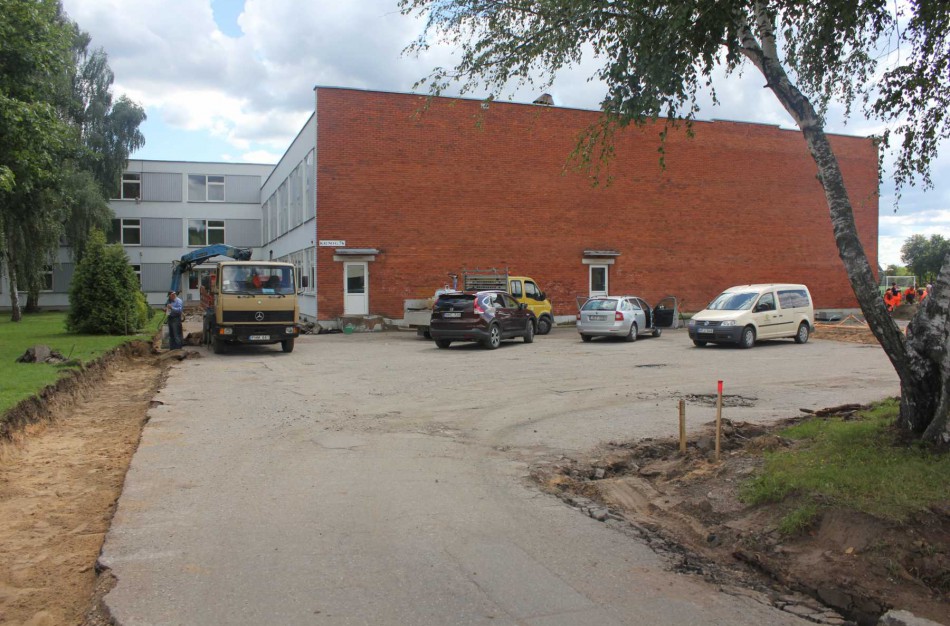Nuo kitų mokslo metų Senamiesčio gimnazijos mokiniai ir mokytojai turės atnaujintą automobilių aikštelę