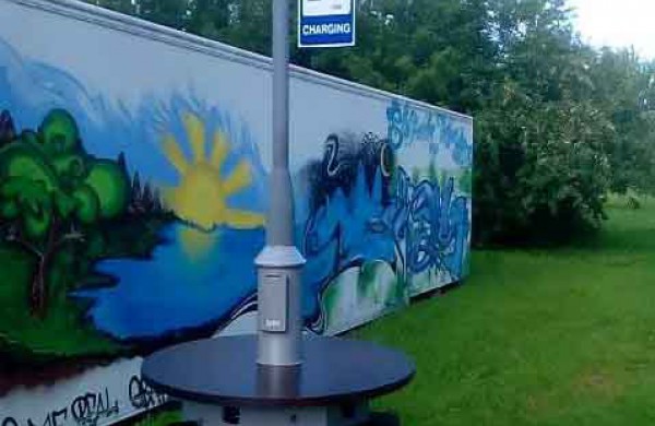 Dovana miestui – daugiafunkcinė stotelė su galimybe įkrauti telefonus, pasinaudoti internetu, pripūsti dviračių padangas