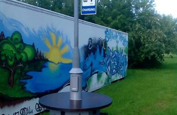 Dovana miestui – daugiafunkcinė stotelė su galimybe įkrauti telefonus, pasinaudoti internetu, pripūsti dviračių padangas