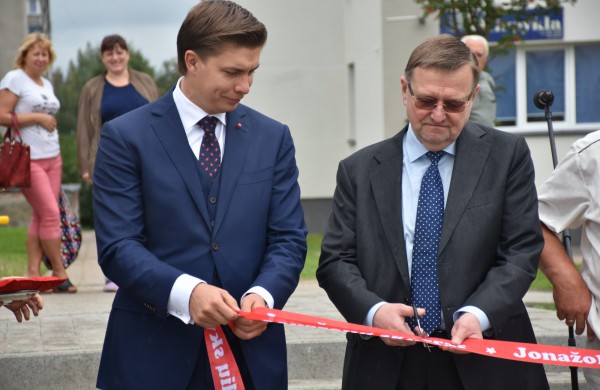 Jonavos gimtadienį plovęs lietus šventinės nuotaikos nesugadino