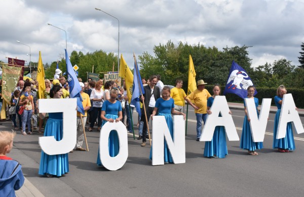 Jonavos gimtadienį plovęs lietus šventinės nuotaikos nesugadino