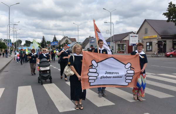 Jonavos gimtadienį plovęs lietus šventinės nuotaikos nesugadino
