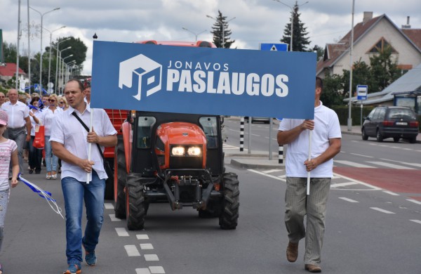 Jonavos gimtadienį plovęs lietus šventinės nuotaikos nesugadino