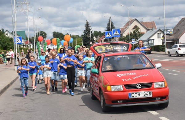 Jonavos gimtadienį plovęs lietus šventinės nuotaikos nesugadino