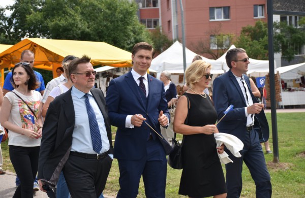 Jonavos gimtadienį plovęs lietus šventinės nuotaikos nesugadino