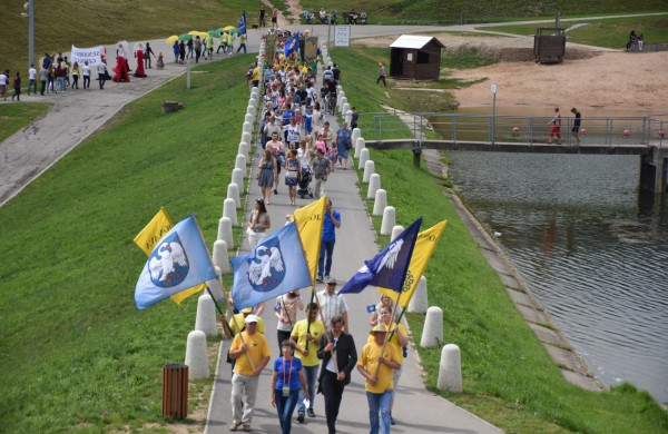 Jonavos gimtadienį plovęs lietus šventinės nuotaikos nesugadino