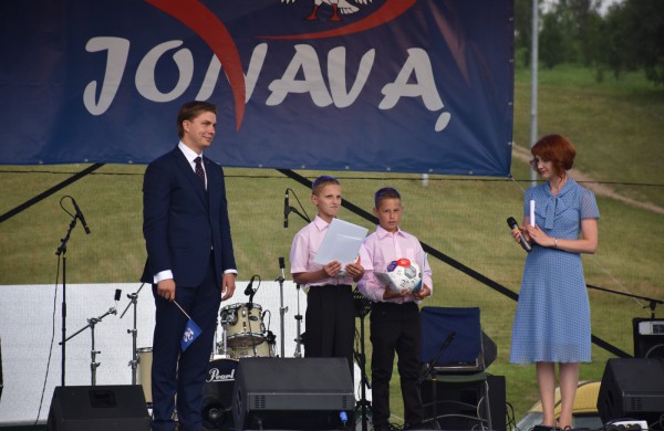 Jonavos gimtadienį plovęs lietus šventinės nuotaikos nesugadino