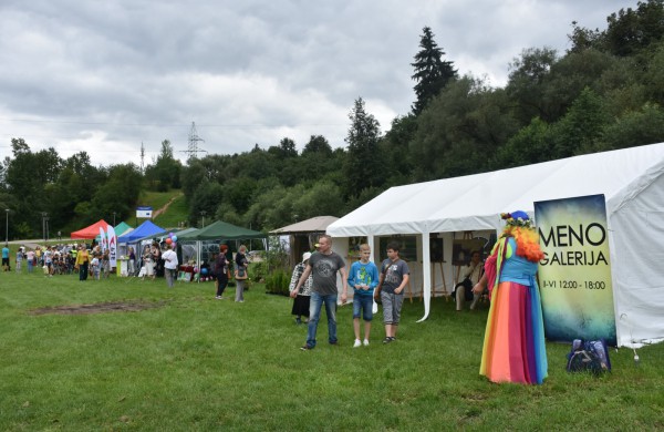 Jonavos gimtadienį plovęs lietus šventinės nuotaikos nesugadino