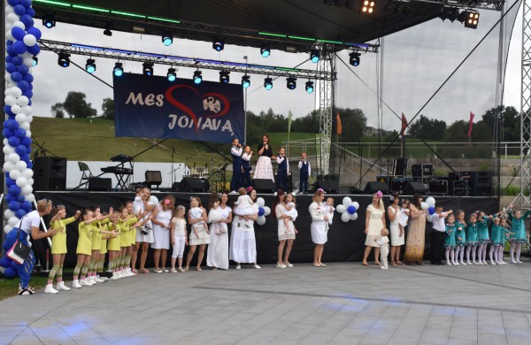 Jonavos gimtadienį plovęs lietus šventinės nuotaikos nesugadino