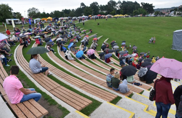 Jonavos gimtadienį plovęs lietus šventinės nuotaikos nesugadino