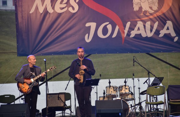 Jonavos gimtadienį plovęs lietus šventinės nuotaikos nesugadino