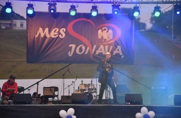 Jonavos gimtadienį plovęs lietus šventinės nuotaikos nesugadino