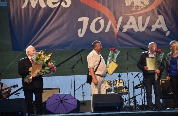 Jonavos gimtadienį plovęs lietus šventinės nuotaikos nesugadino