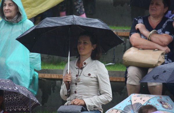 Jonavos gimtadienį plovęs lietus šventinės nuotaikos nesugadino