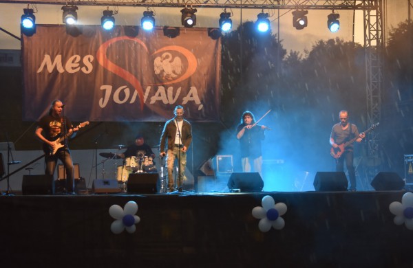 Jonavos gimtadienį plovęs lietus šventinės nuotaikos nesugadino