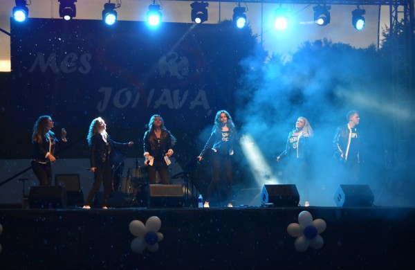 Jonavos gimtadienį plovęs lietus šventinės nuotaikos nesugadino