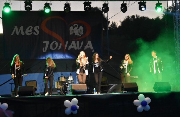 Jonavos gimtadienį plovęs lietus šventinės nuotaikos nesugadino