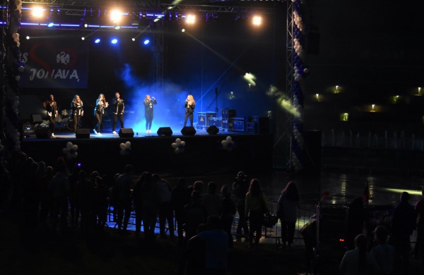 Jonavos gimtadienį plovęs lietus šventinės nuotaikos nesugadino